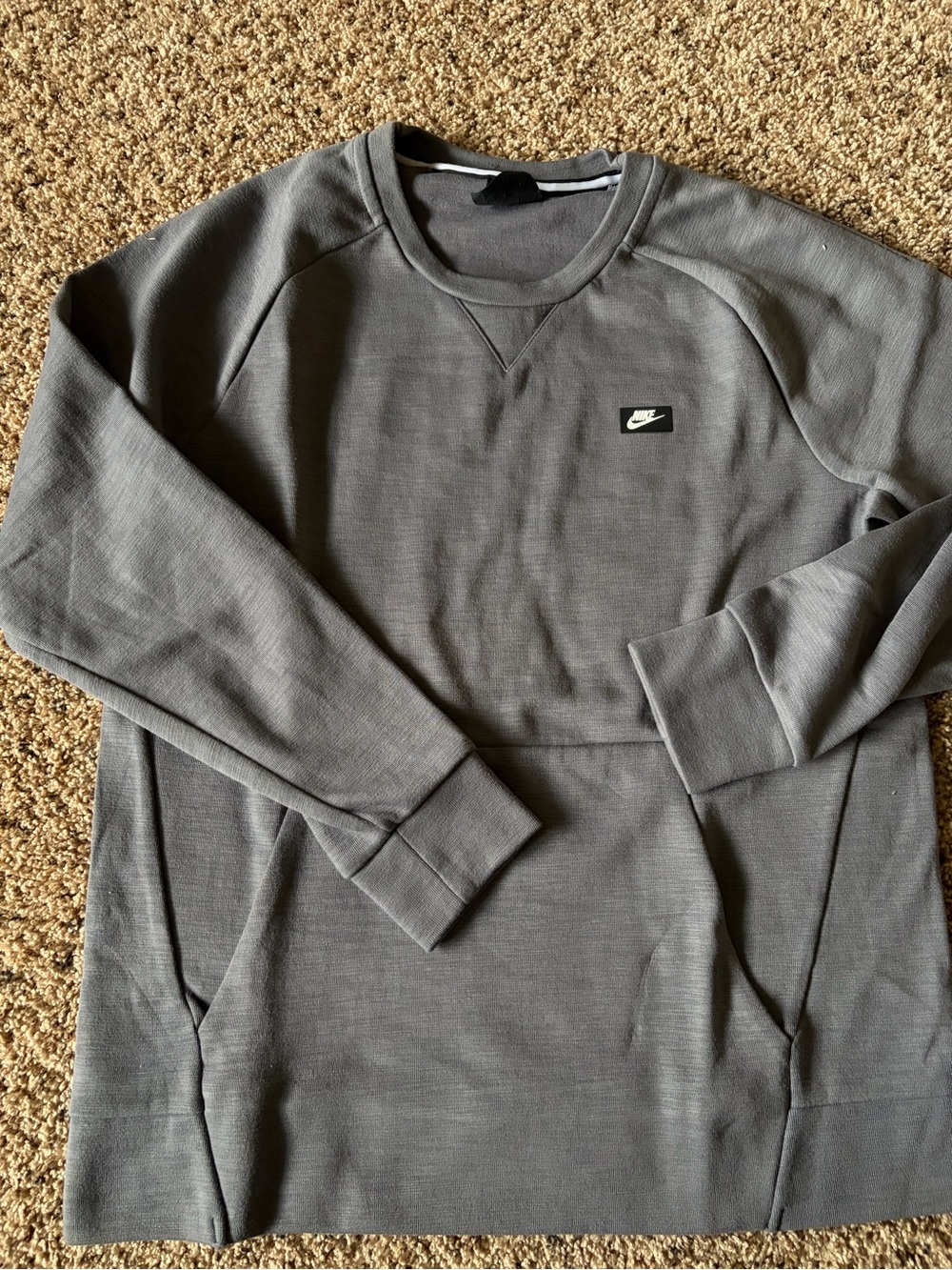 Nike Men’s Gray Crewneck Pullover Sweatshirt